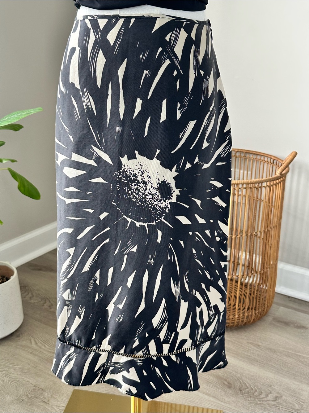 100% Silk The Limited Black & White Abstract Floral Midi Skirt